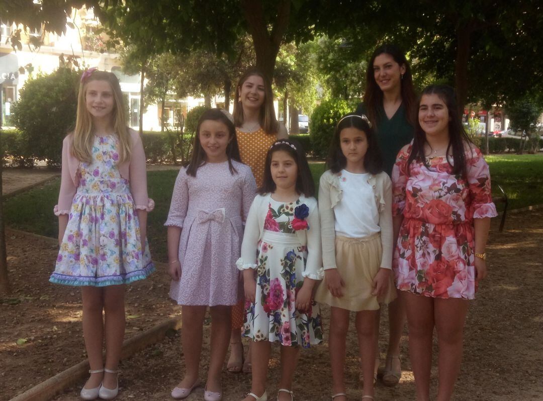 Las dos jóvenes y las cinco niñas candidatas a Falleras Mayores de Dénia.