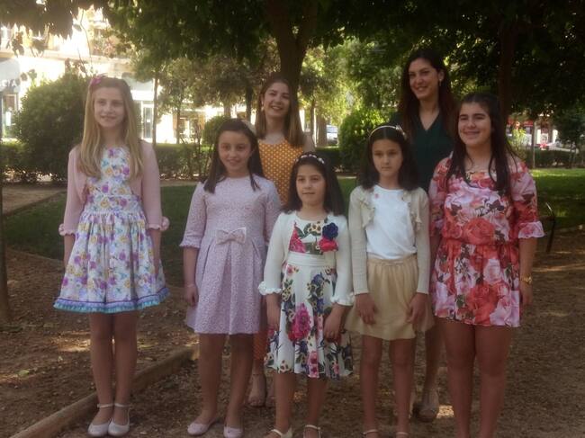 Las dos jóvenes y las cinco niñas candidatas a Falleras Mayores de Dénia.