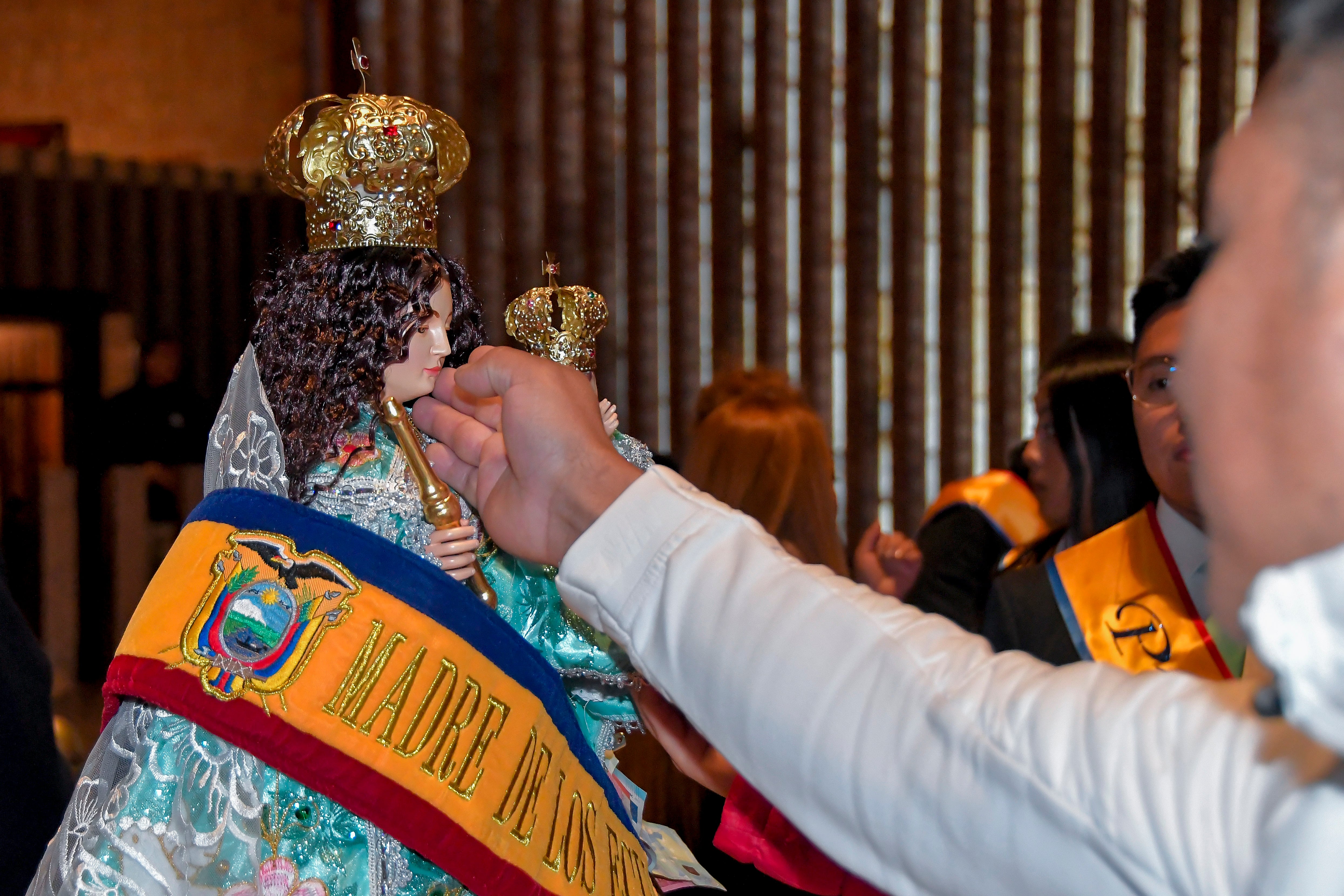 Veneración de los fieles a la Virgen del Quinche