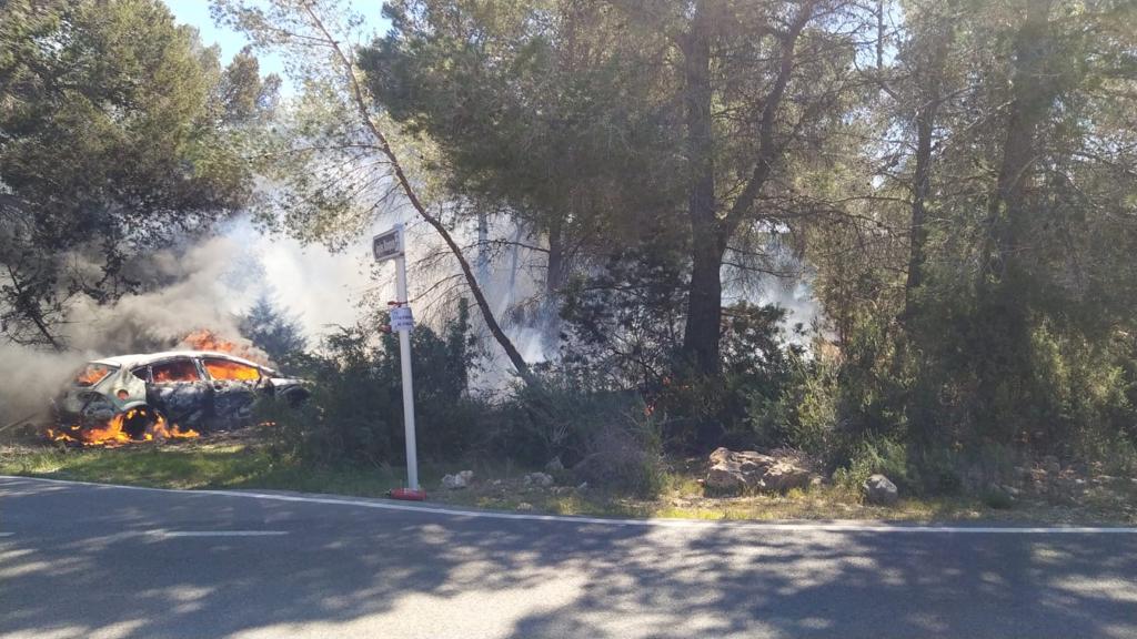 Imagen del vehículo incendiado
