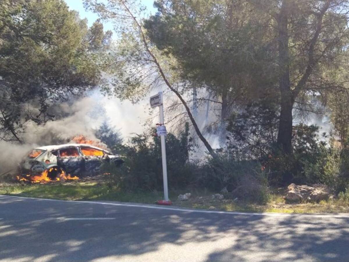 Arde un vehículo de rally en Aigües Blanques y provoca un incendio forestal en el que han ardido 1,7 hectáreas de pinar