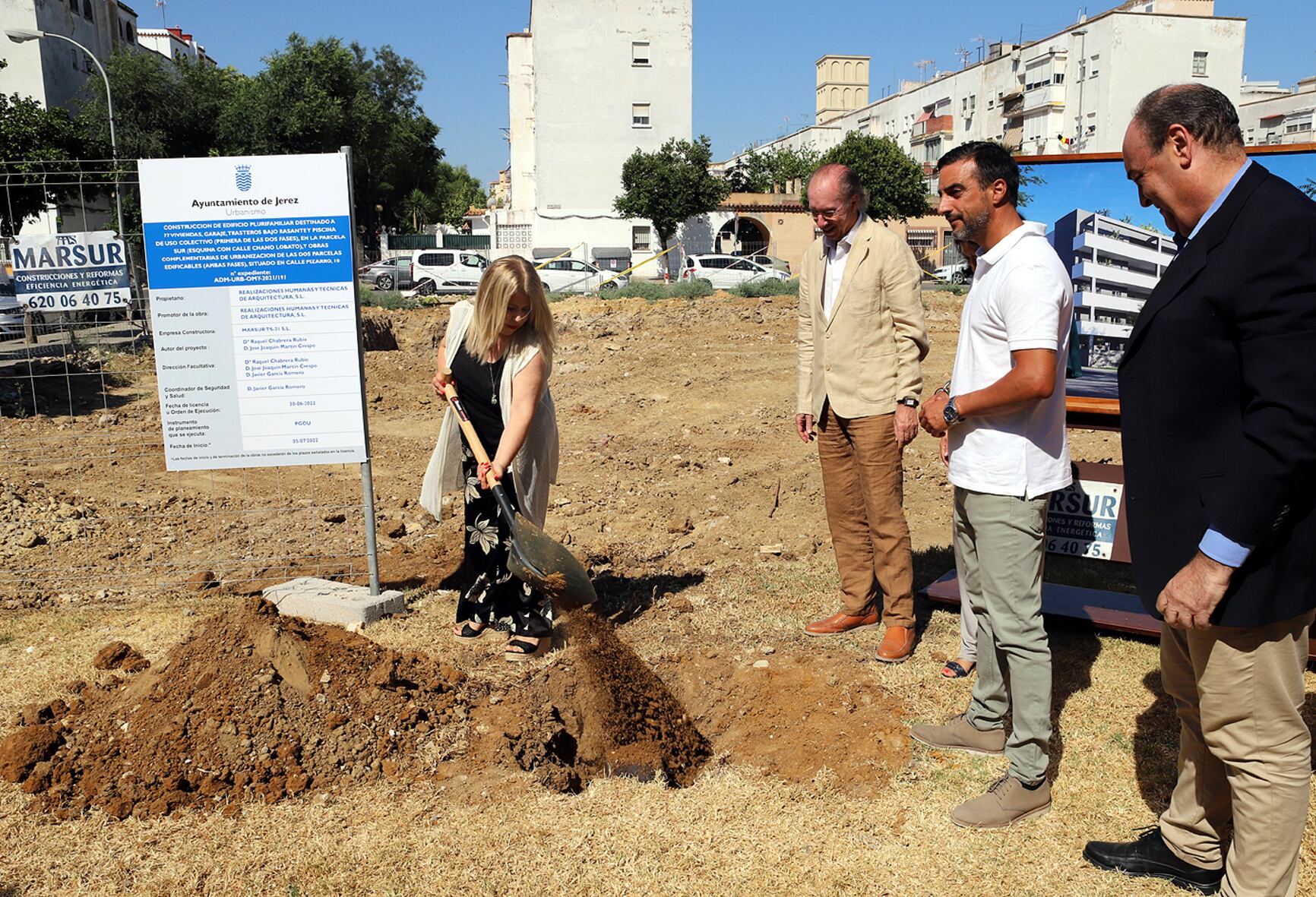 La alcaldesa durante la primera piedra de una promoción de viviendas en la calle Pizarro