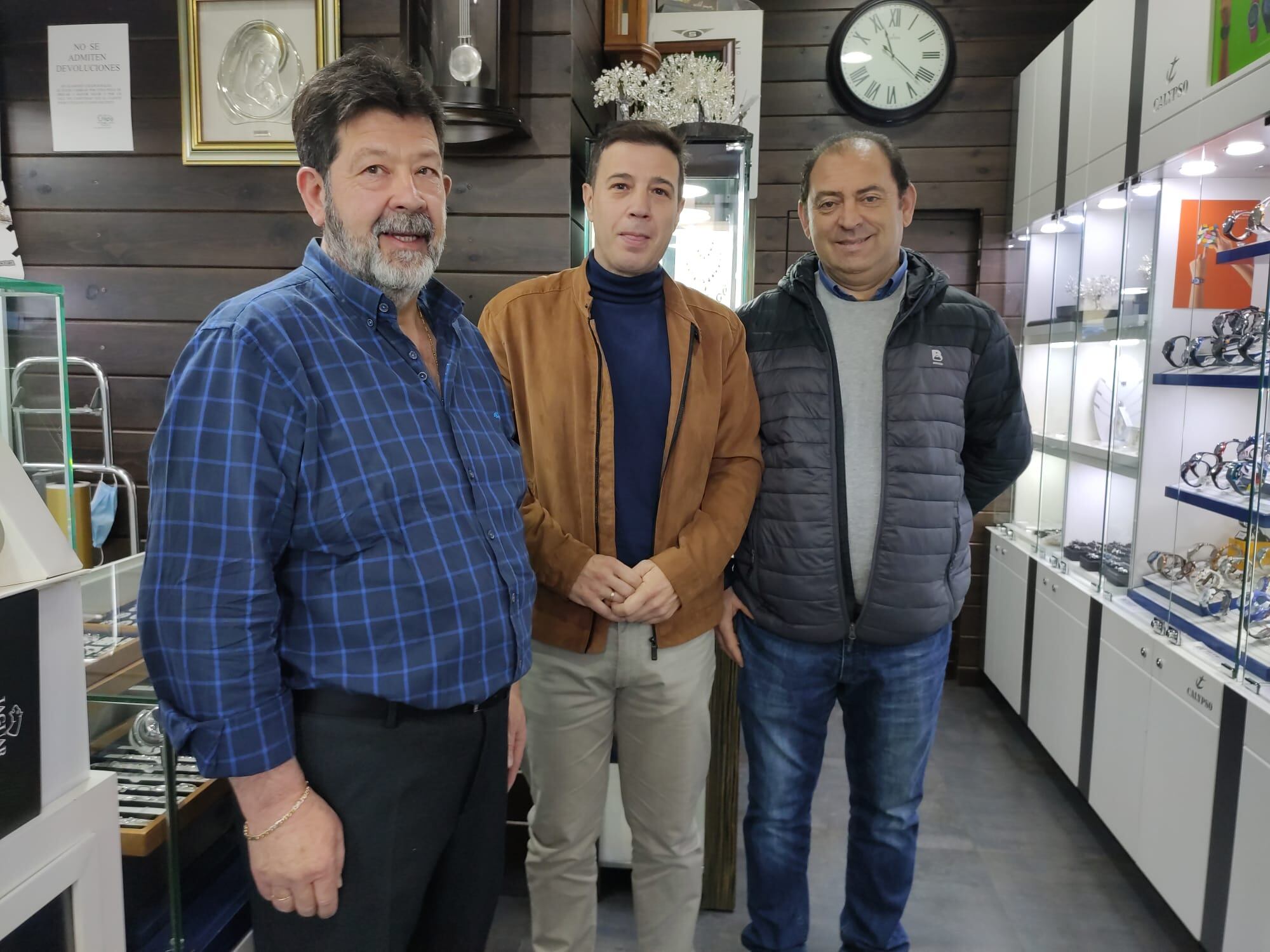 Antonio Caño, el gerente de la Joyería Oro’s de Jaén; Idefonso Ruiz, portavoz de Cs en la Diputación; y Gabriel Soria, candidato de Cs en Jaén