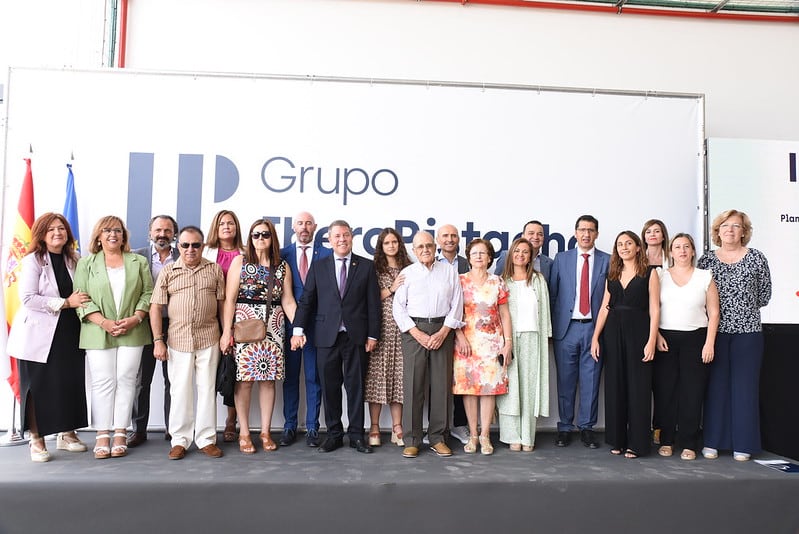 Autoridades, con el presidente regional a la cabeza, durante la inauguración de la planta de Argamasilla de Alba