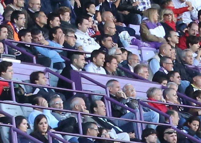 Alberto Marcos ve un partido junto a Miroslav Djukic.