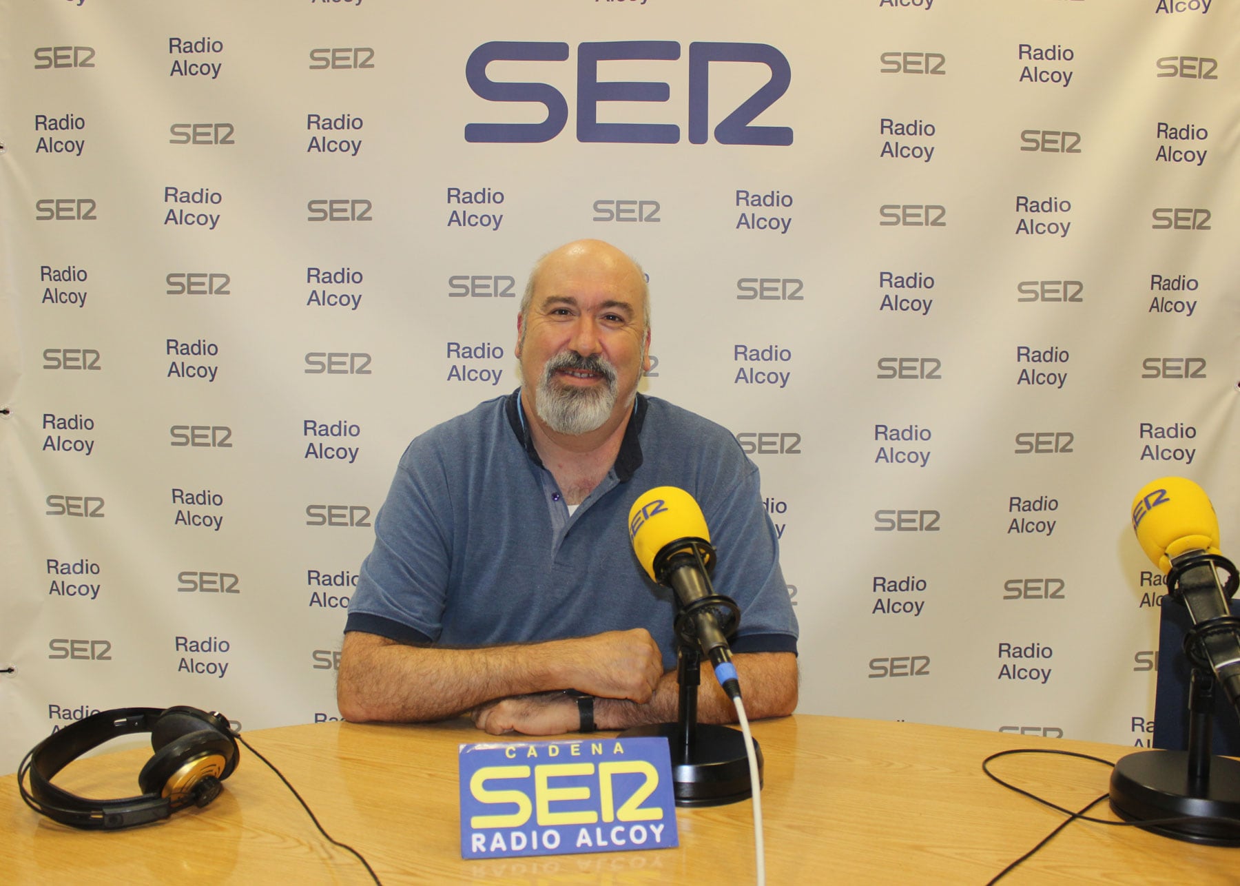 El guionista Miquel Peidro, en l&#039;estudi central de Radio Alcoy