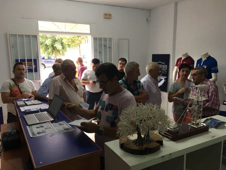 La sede del Linares Deportivo ha estado muy transcurrida durante toda la mañana.