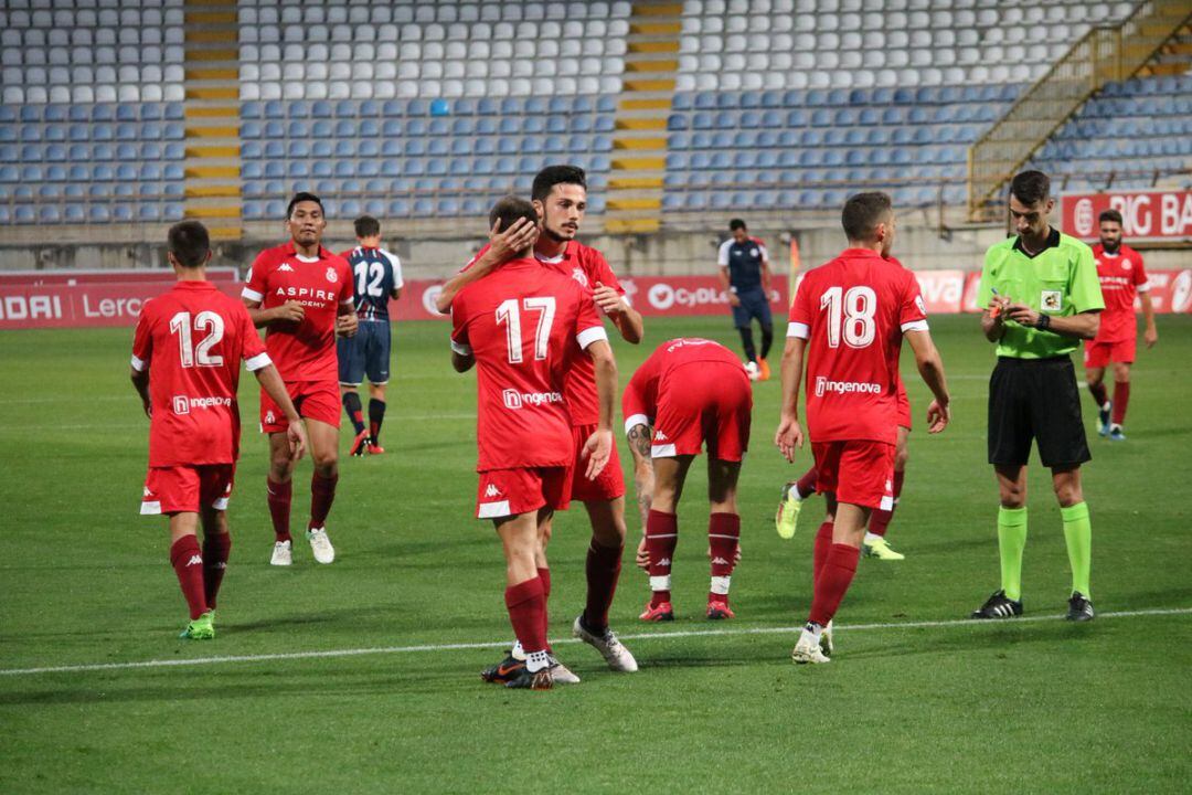 Zelu es felicitado tras marcar el primer gol del equipo culturalista