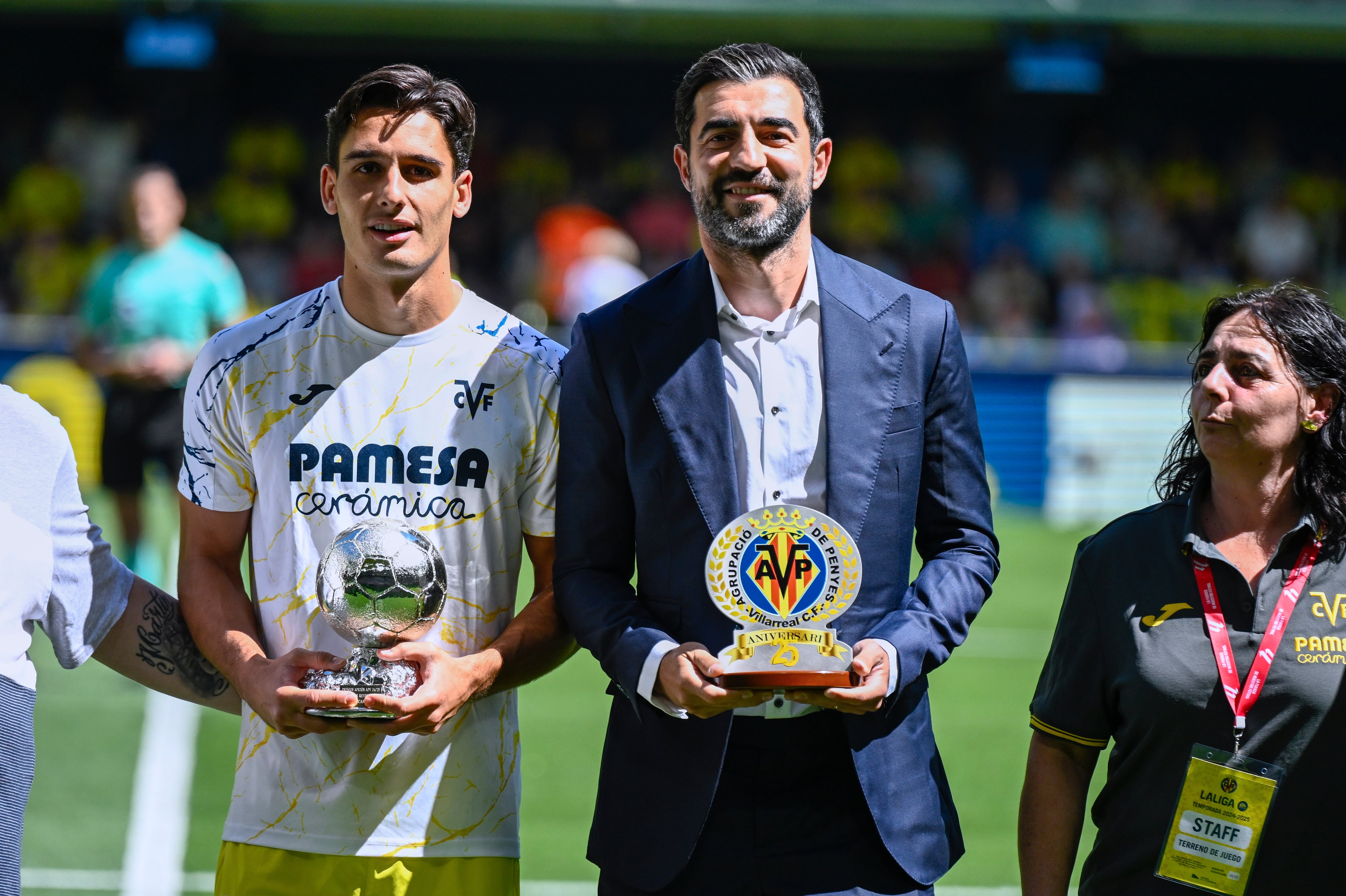 VILLARREAL (CASTELLÓN), 25/05/2025.- Sergi Cardona del Villarreal con el premio a jugador revelación de la temporada y Raúl Albiol (c) con el premio a la trayectoria en el Villarreal este domingo, durante el partido de la jornada 38 de LaLiga EA Sports, que Villarreal y Sevilla disputan en el Estadio de la Cerámica. EFE/ Andreu Esteban