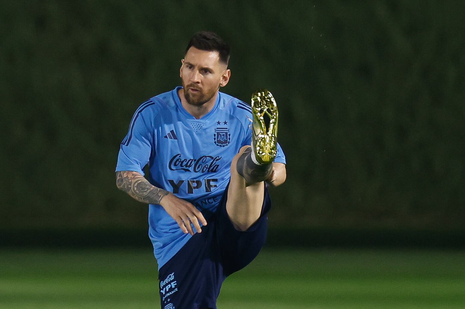 Messi, entrenando con Argentina en Qatar