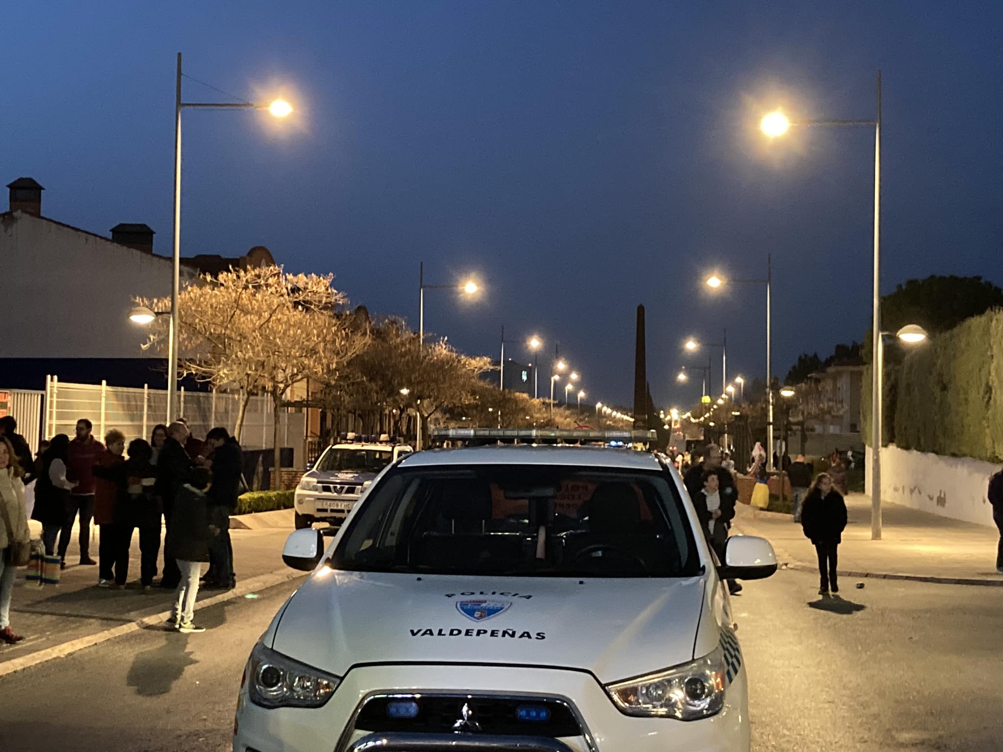 Imagen de uno de los coches de Policía Local, que conformaba el dispositivo del desfile de Carnaval en Valdepeñas (Ciudad Real)