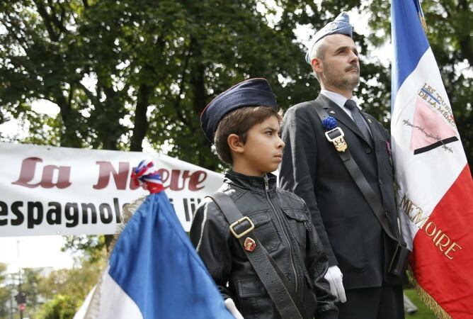 Un hombre y un niño durante la marcha de conmemoración en París.