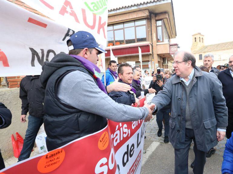 Herrera saluda a los trabajadores de Lauki