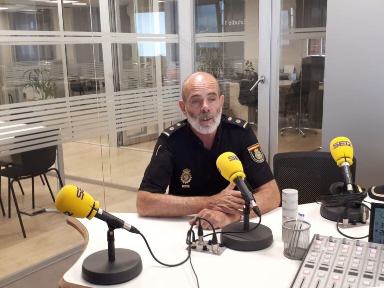 El Inspector Jefe de la Comisaría de la Policía Nacional de Aranda durante la entrevista en Radio Aranda Cadena SER