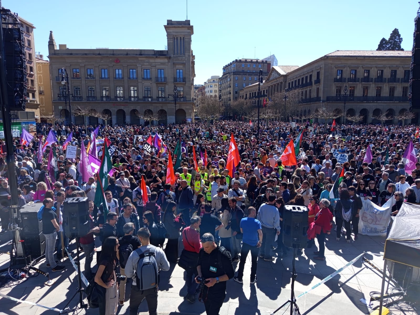 Miles de manifestantes acuden a la convocatoria de los sindicatos por un SMI propio en Navarra