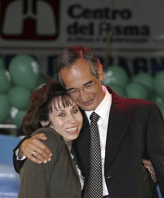 El socialdemócrata Álvaro Colom, junto a su esposa, celebra su victoria en las elecciones de Guatemala.