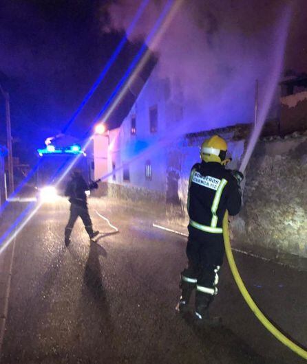 La intervención de los bomberos se prolongó hasta las cinco de la madrugada.