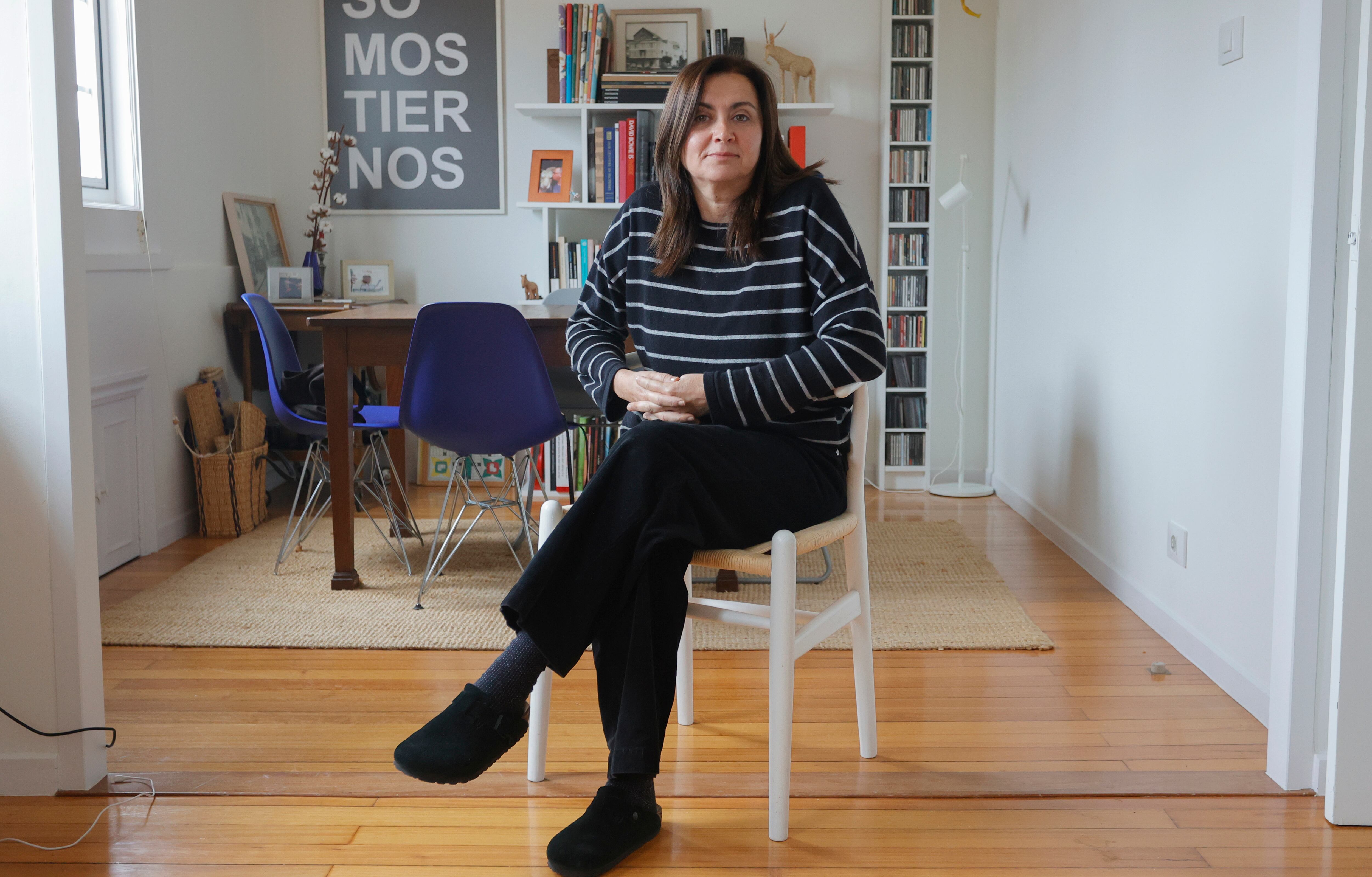 A unos días de cumplir tres años viviendo en Cedeira, Nuria Martínez Deaño (Madrid, 1971) ya ha recibido elogios por &quot;Me llamaré Silver Stardust&quot; (Alrevés Editorial), su primera novela, con el mundo de la droga como trasfondo, que Rosa Montero ha considerado &quot;tensa, afilada y estremecedora&quot;. Kiko Delgado / EFE.