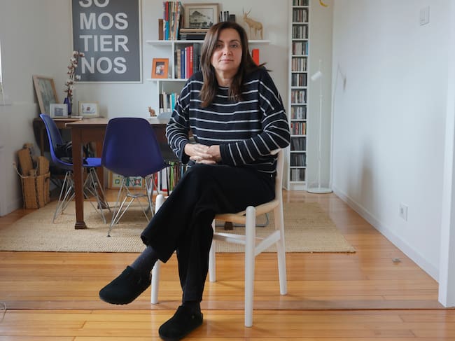 A unos días de cumplir tres años viviendo en Cedeira, Nuria Martínez Deaño (Madrid, 1971) ya ha recibido elogios por "Me llamaré Silver Stardust" (Alrevés Editorial), su primera novela, con el mundo de la droga como trasfondo, que Rosa Montero ha considerado "tensa, afilada y estremecedora". Kiko Delgado / EFE.