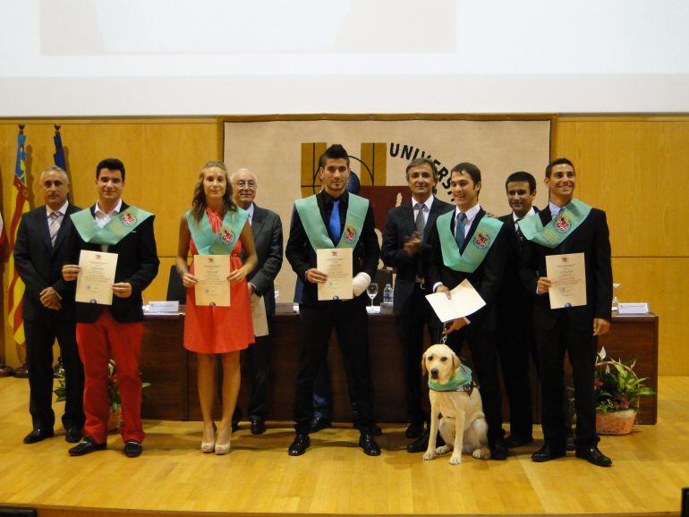 Javier y Chip se grduaron el pasado curso en Ciencias del Deporte. Ambos lucen la beca de fin de carrera