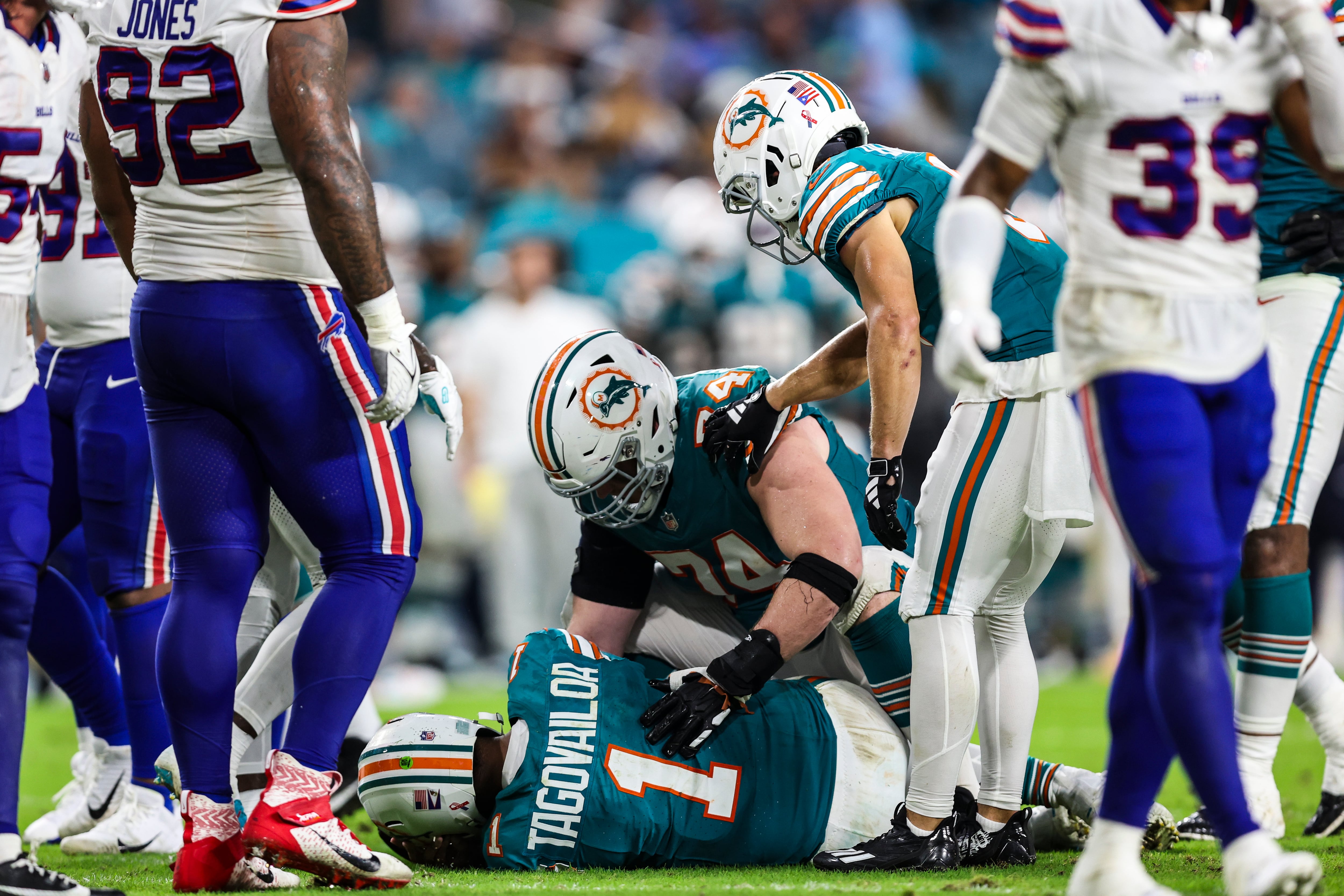 Tua Tagovailoa, de los Miami Dolphins, sufre un golpe en la cabeza durante el partido ante los Buffalo Bills