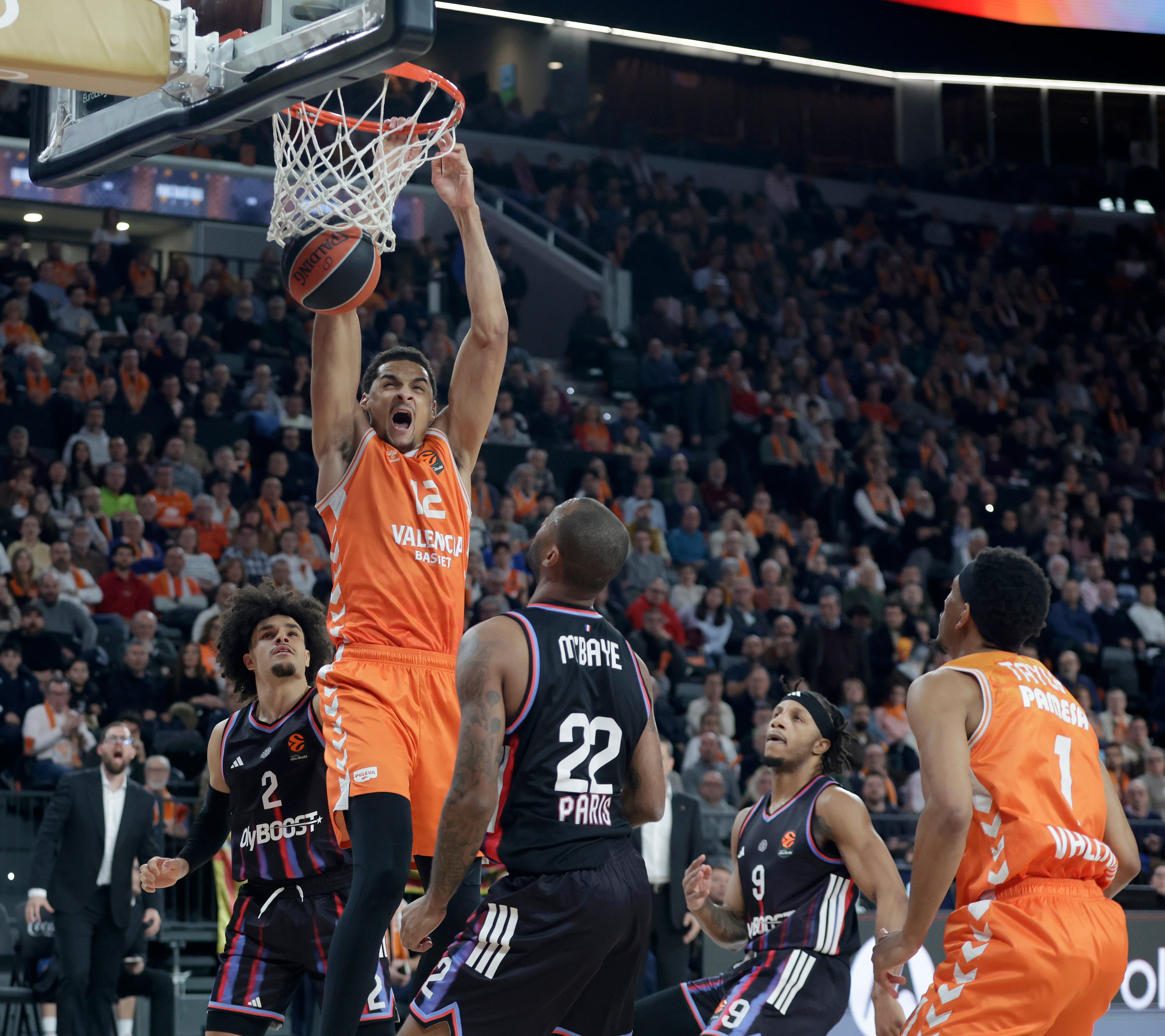 Sako se cuelga en la canasta de París.