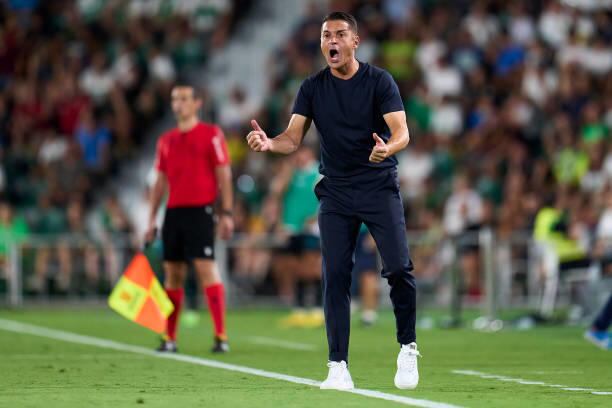 Francisco dando instrucciones de manera enérgica durante un partido del Elche