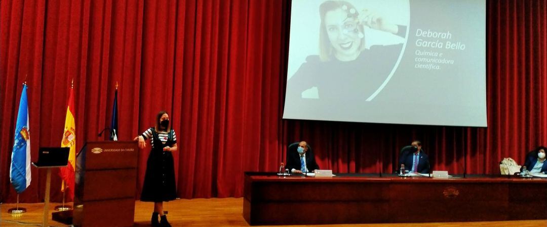 La UDC entrega los premios Isabel Zendal de Promoción del pensamiento crítico en Secundaria, Bachillerato y Formación Profesional. La científica Deborah García Bello ha sido invitada al acto.
