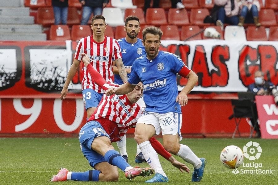 El Tenerife volvió a ganar en El Molinón.