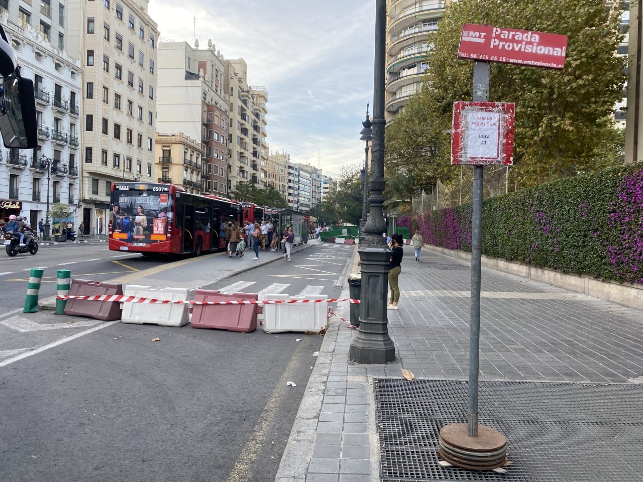 Las obras para eliminar los surtidores de gasolina de la calle Xàtiva de València, a la espera de su finalización.