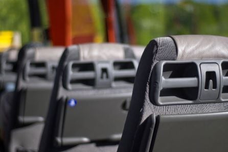 Interior de un autobús de transporte público.