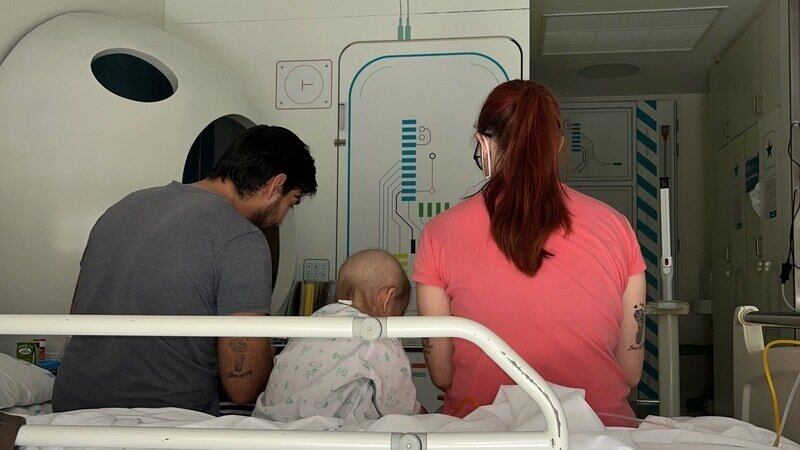 Tania ha reunido más de 70.000 firmas para pedir al Hospital que se puede acceder al quirófano para acompañar a su hijo con cáncer