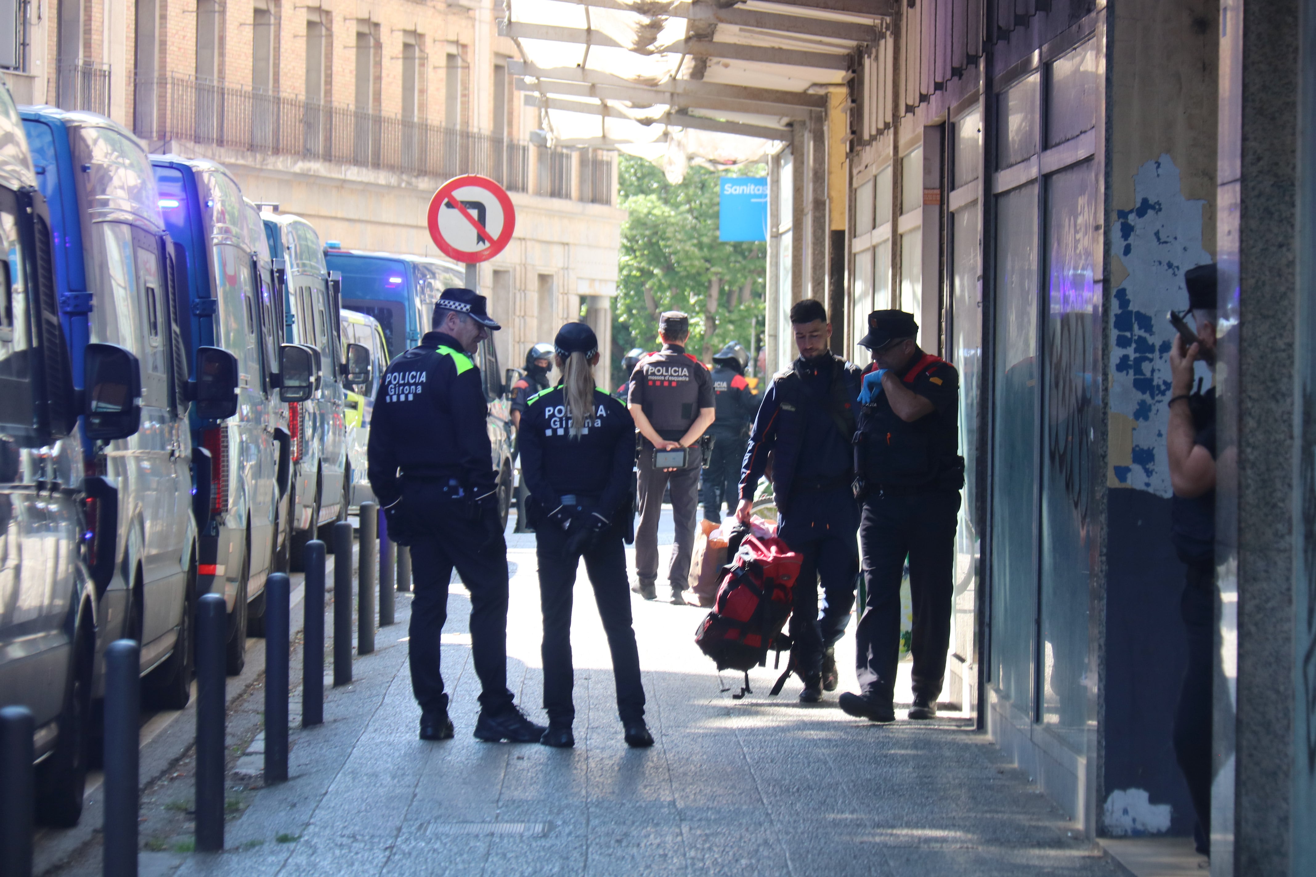 Mossos i policia local de Girona desallotgen l'edifici de la Ronda Ferran Puig
