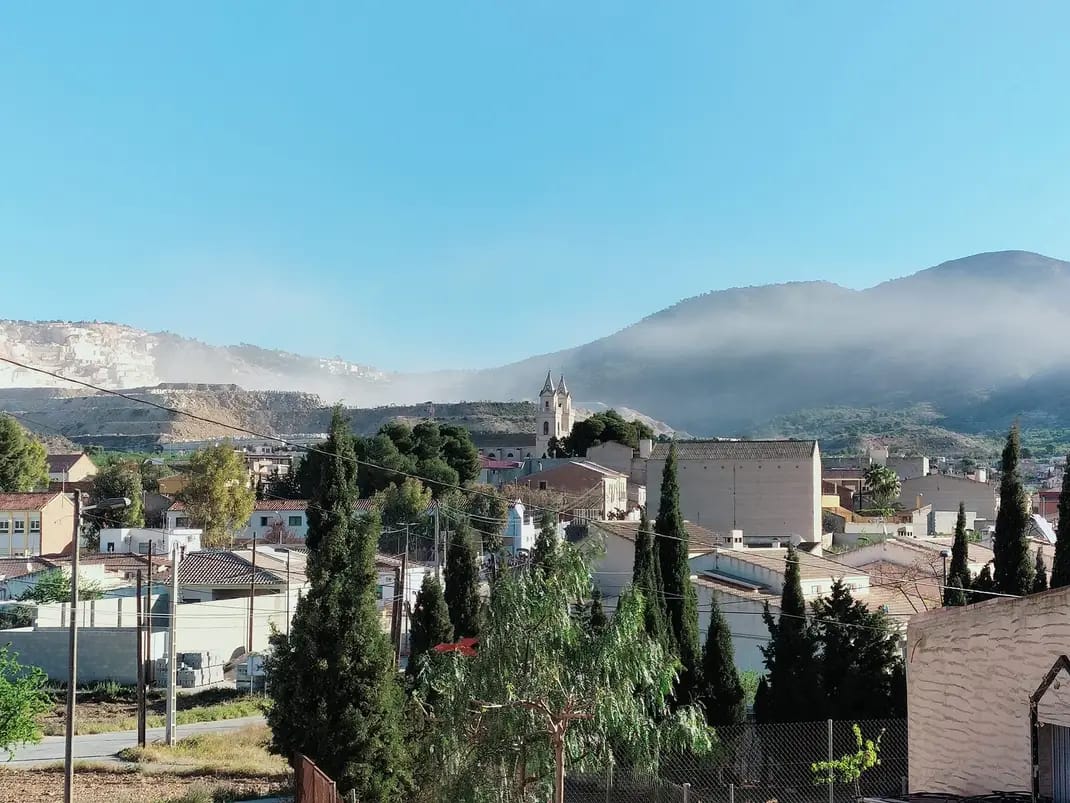 Imagen de Algueña con el polvo de fondo