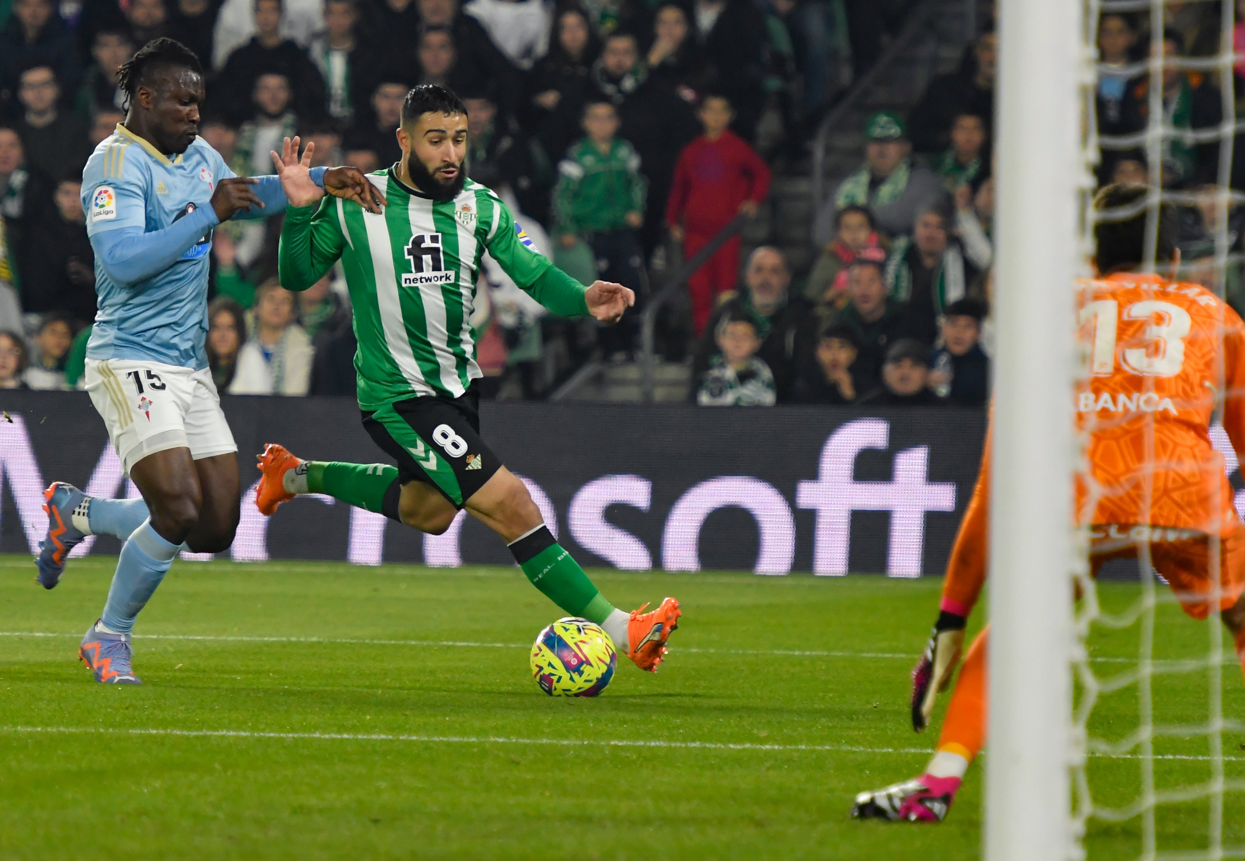 SEVILLA, 04/02/2023.- El centrocampista francés del Real Betis Nabil Fekir (2i) lucha con el ghanés Joseph Aidoo (i), del Celta, durante el partido de la jornada 20 de la Liga Santander que Real Betis y Celta de Vigo disputan este sábado en el estadio Benito Villamarín, en Sevilla. EFE/ Raúl Caro.
