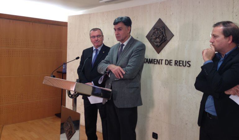 D'esquerra a dreta, Carles Pellicer, l'alcalde de Reus; Joaquim Enrech, regidor d'hisenda; i Baldomero Rovira, l'interventor municipal de l'Ajuntament.