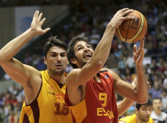 Ricky Rubio intenta una canasta ante un jugador macedonio