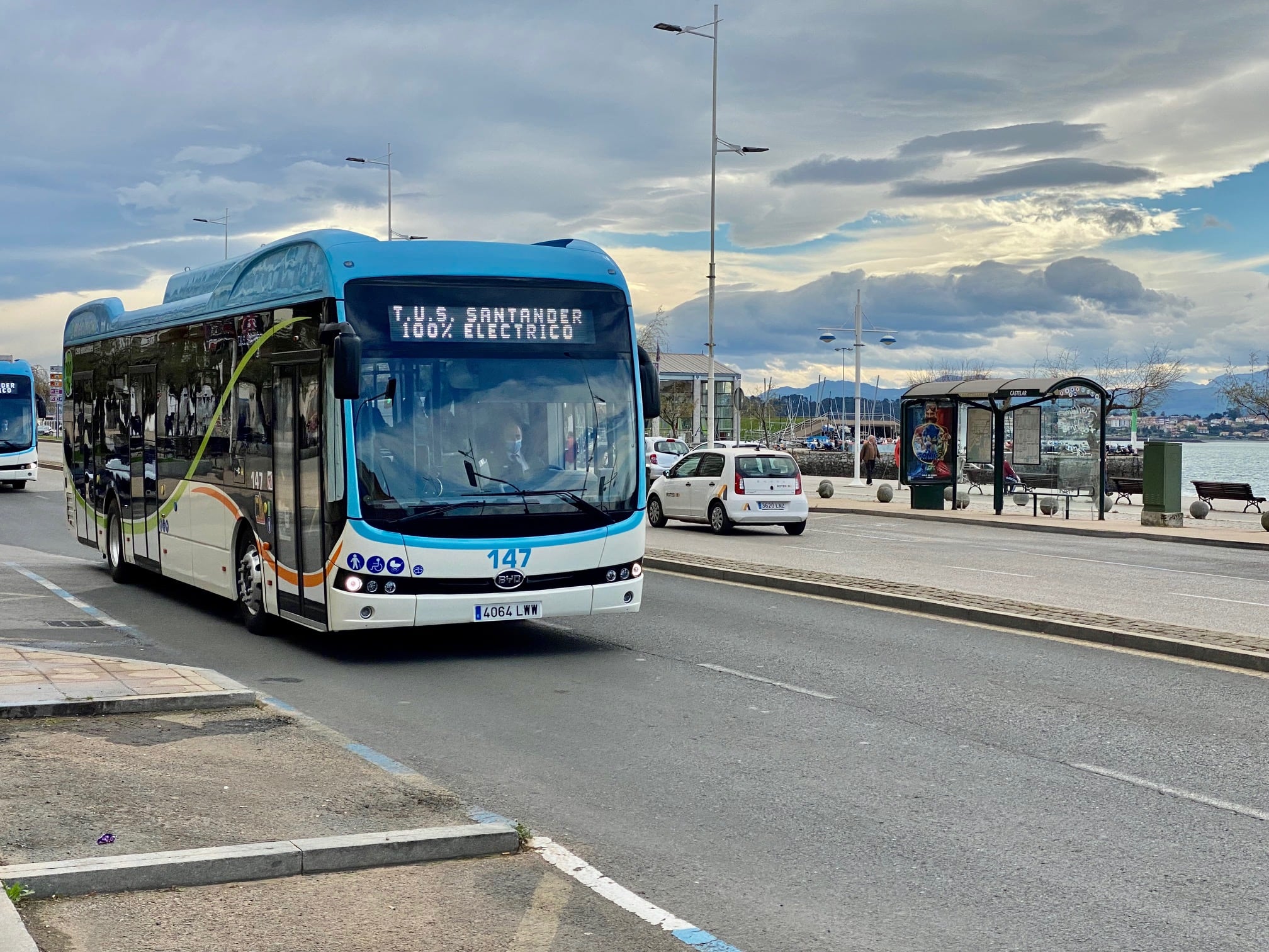 Autobús municipal circulando por Santander.