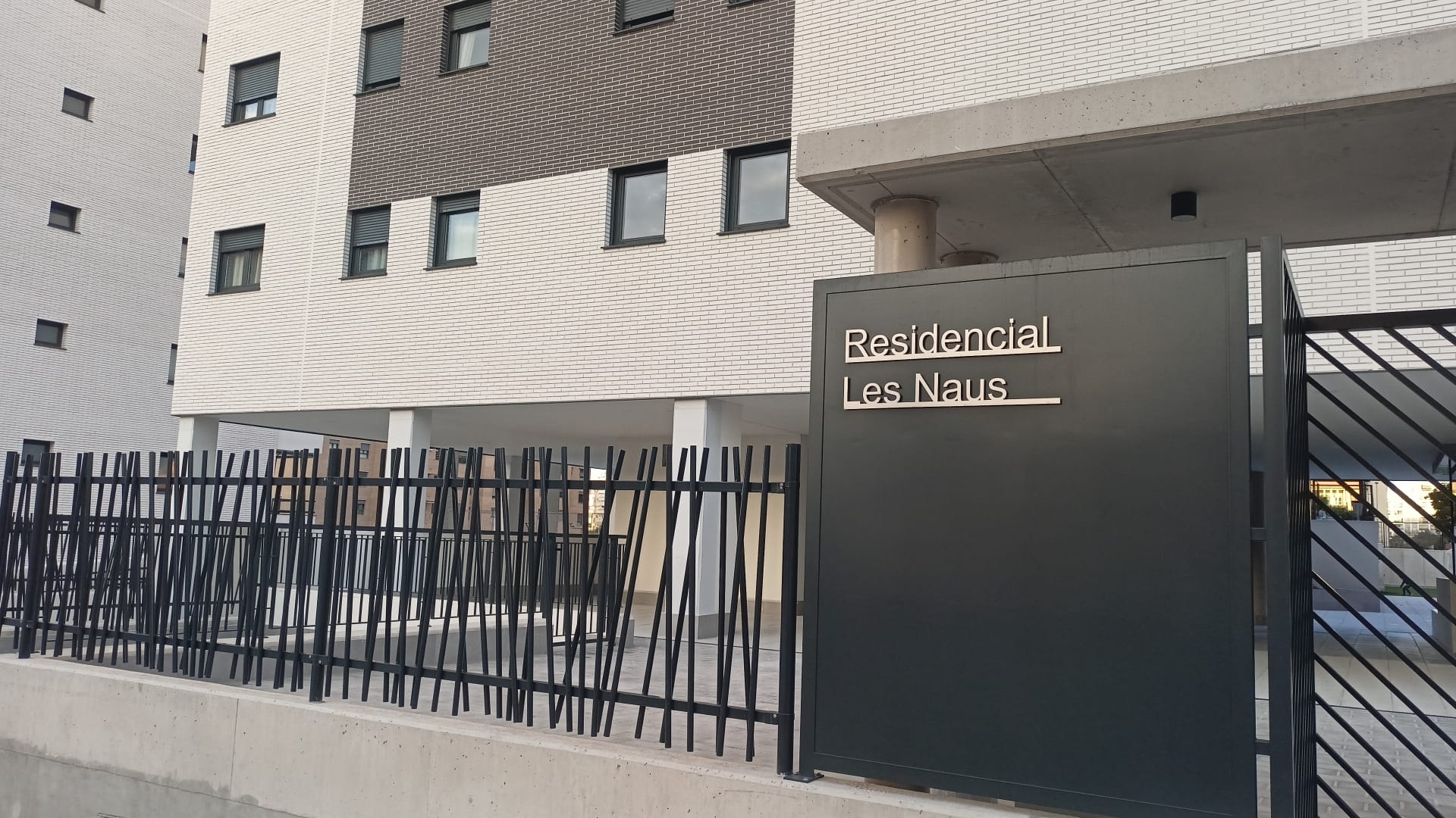 Residencial Les Naus, en la playa de San Juan. Foto: Elena Escudero