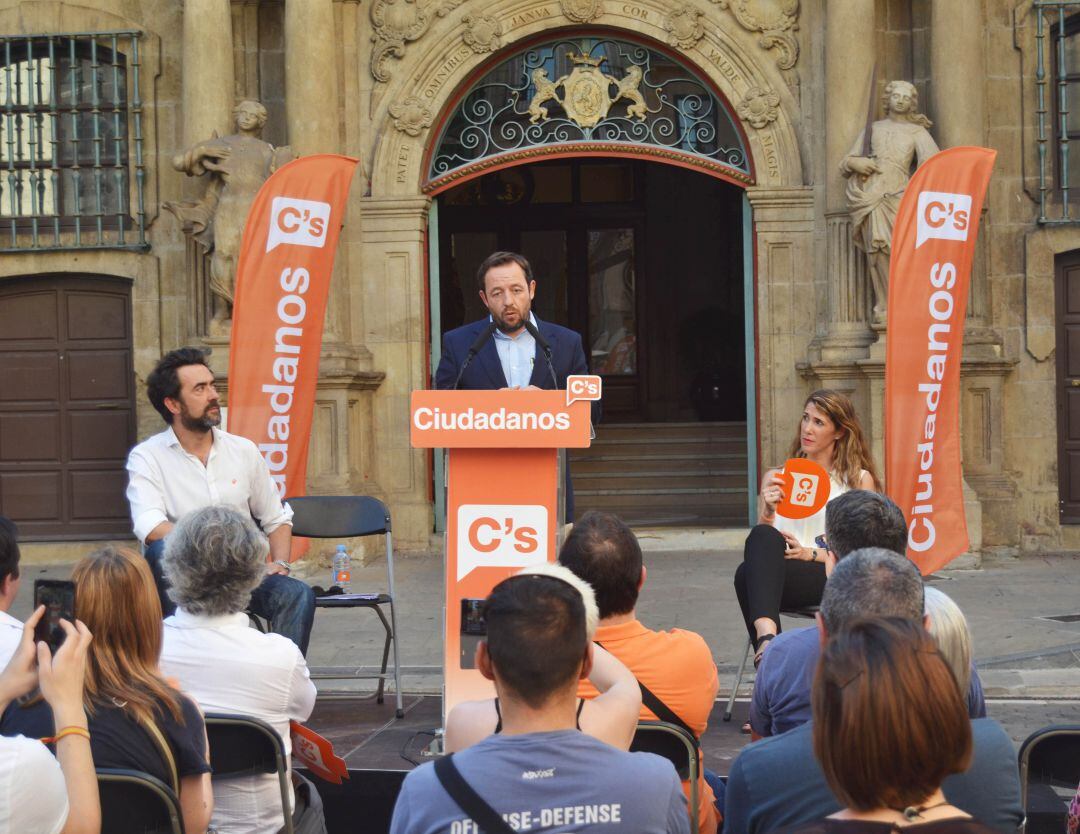 Ruth Goñi, secretaria de orgabización de Ciudadanos en Navarra (Dcha), en un acto del partido