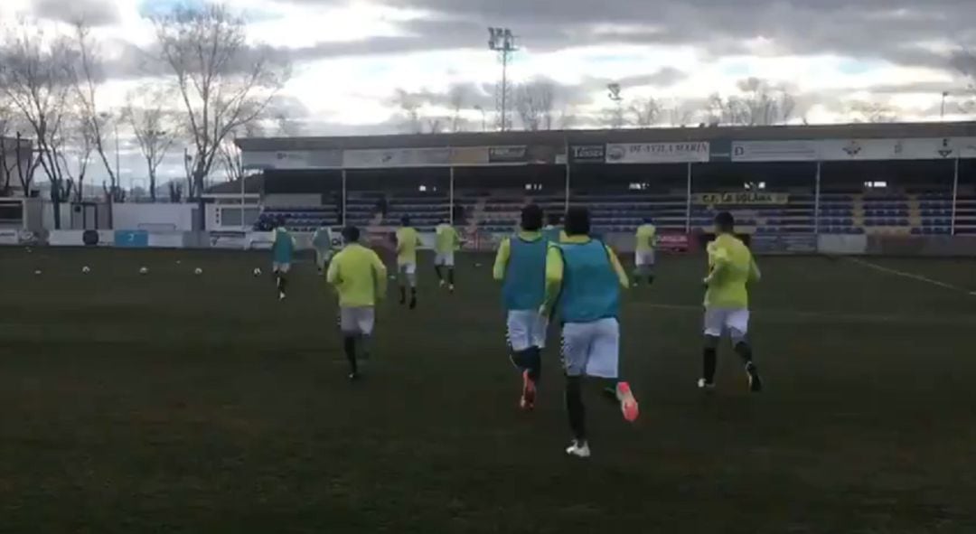 Jugadores del Toledo salen a calentar antes del partido de este domingo