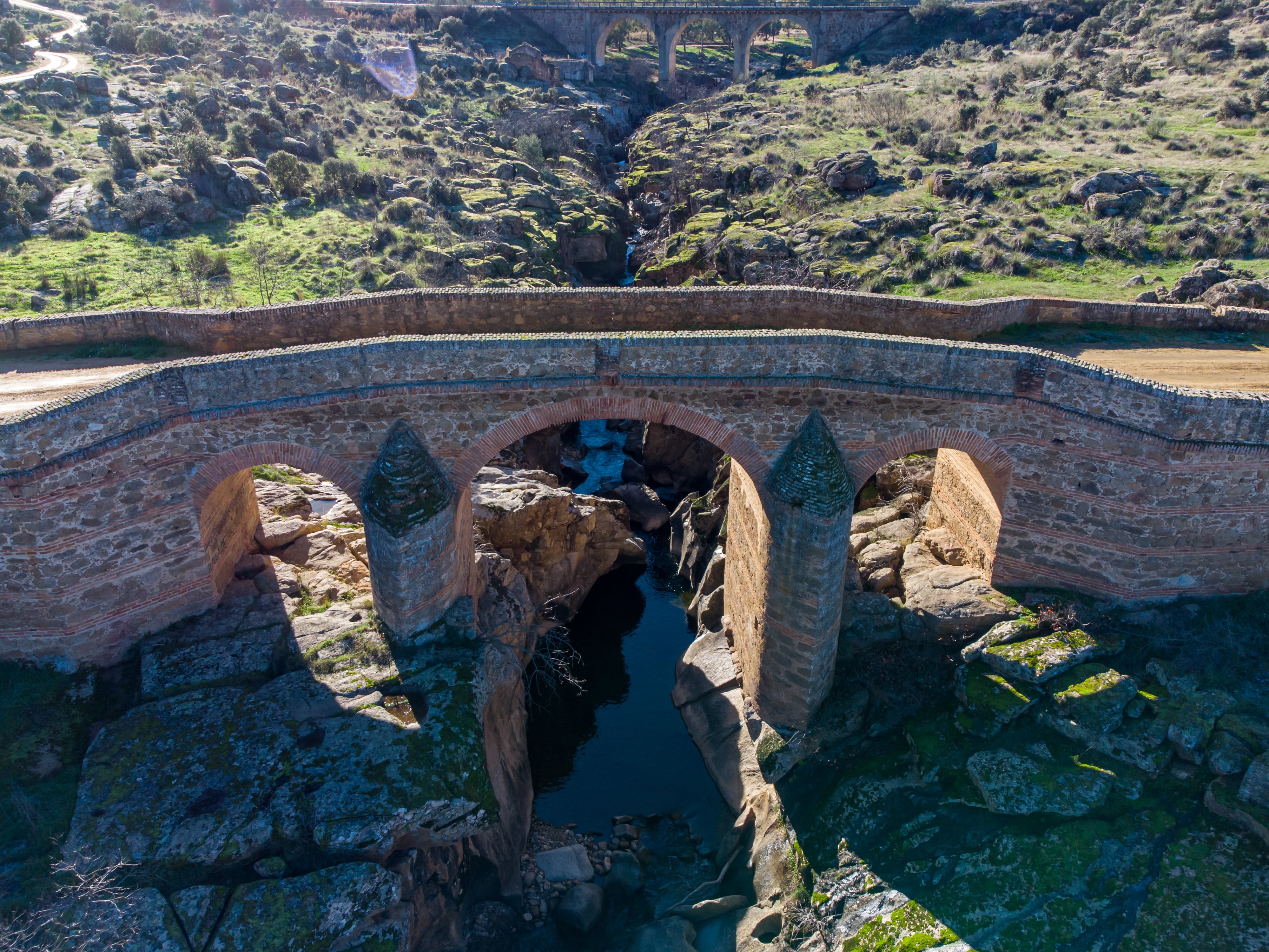 Vista aérea del puente romano de Malpasillo en Santa Ana de Pusa (Toledo), cerca del lugar en el que se ha instalado la vía ferrata