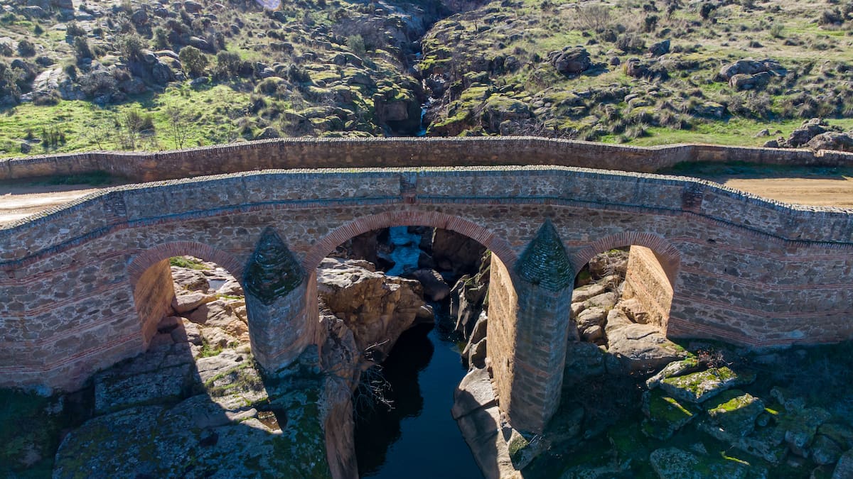 El alcalde de San Martín de Pusa cuenta que la presa del río ha pasado de sequía a rebosar agua
