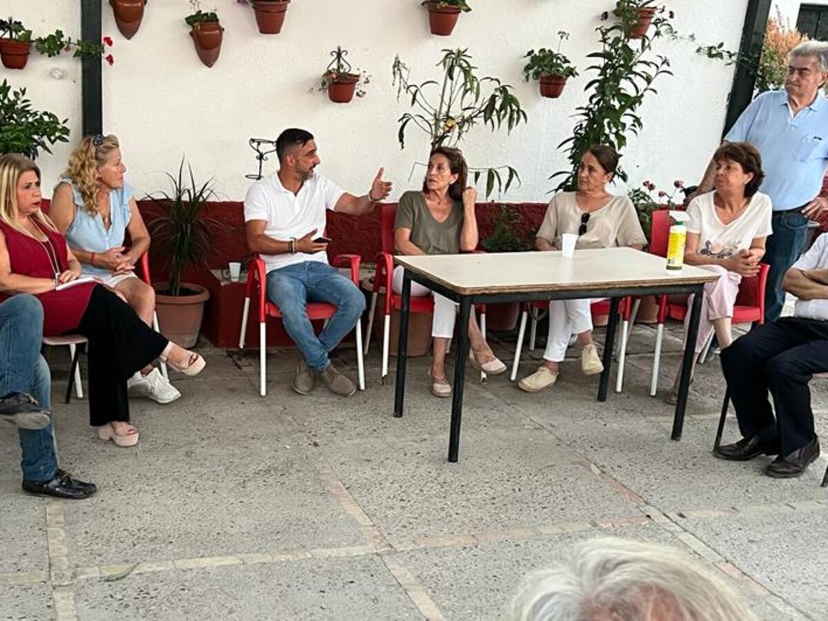 La alcaldesa se vuelve a reunir con los afectados por el incendio del Serrallo