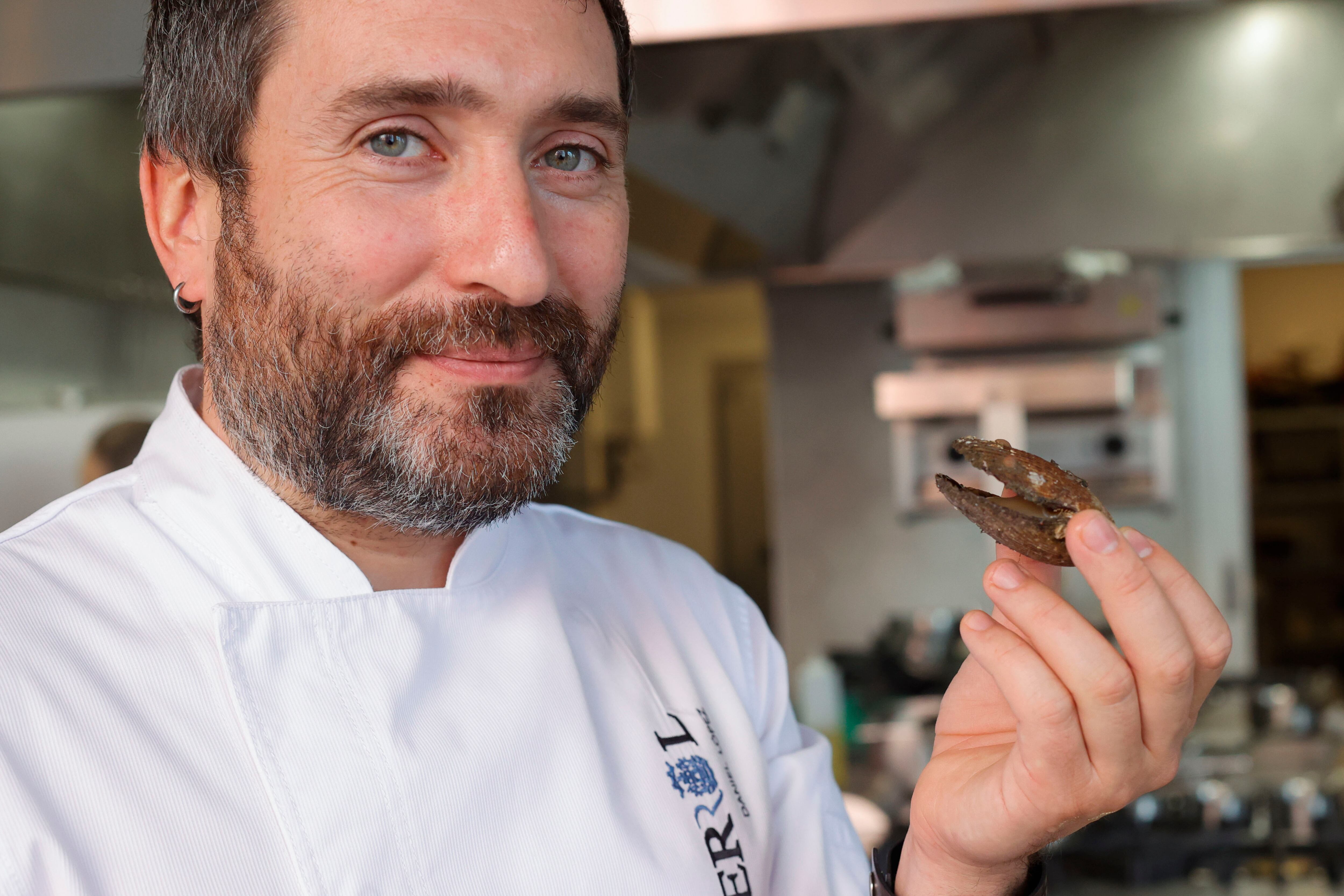 FERROL, 05/10/2022.- El cocinero Daniel López, chef del restaurrante ferrolano O Camiño do Inglés, posa durante una entrevista con la Agencia Efe en Ferrol. EFE/ Kiko Delgado