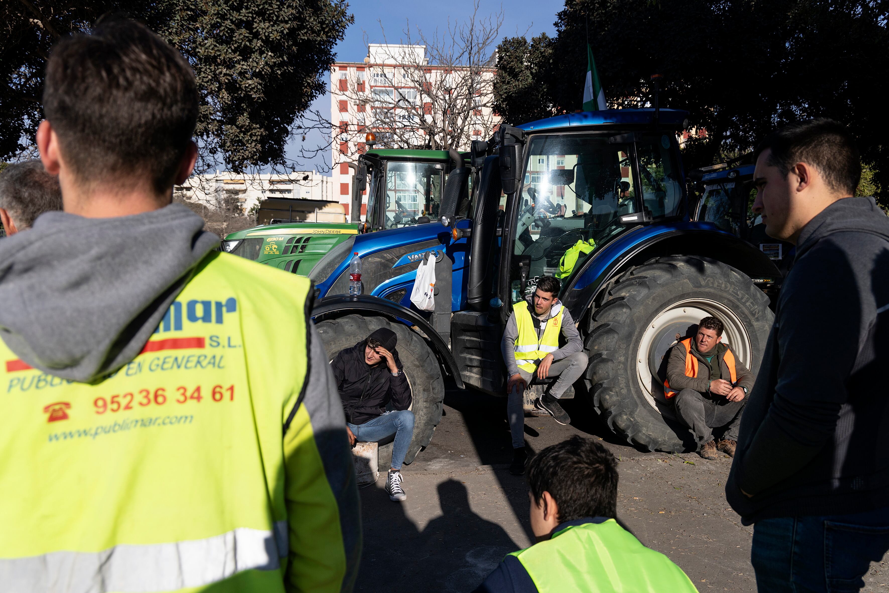 GRAFAND8566. MÁLAGA, 06/02/2024.-Tractores y camiones de los agricultores y ganaderos malagueños bloquean los accesos al Puerto de Málaga para protestar por la crisis del campo, este martes. Las protestas de agricultores, muchas de ellas de productores independientes convocados por las redes sociales, están afectando desde primera horas de este martes a numerosas carreteras de la vía principal y secundaria del país con cortes totales o parciales debido a la presencia de tractores. EFE/Daniel Pérez
