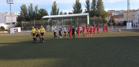 El trío arbitral acompaña a los dos equipos, desde los vestuarios al centro del campo, en la salida inicial