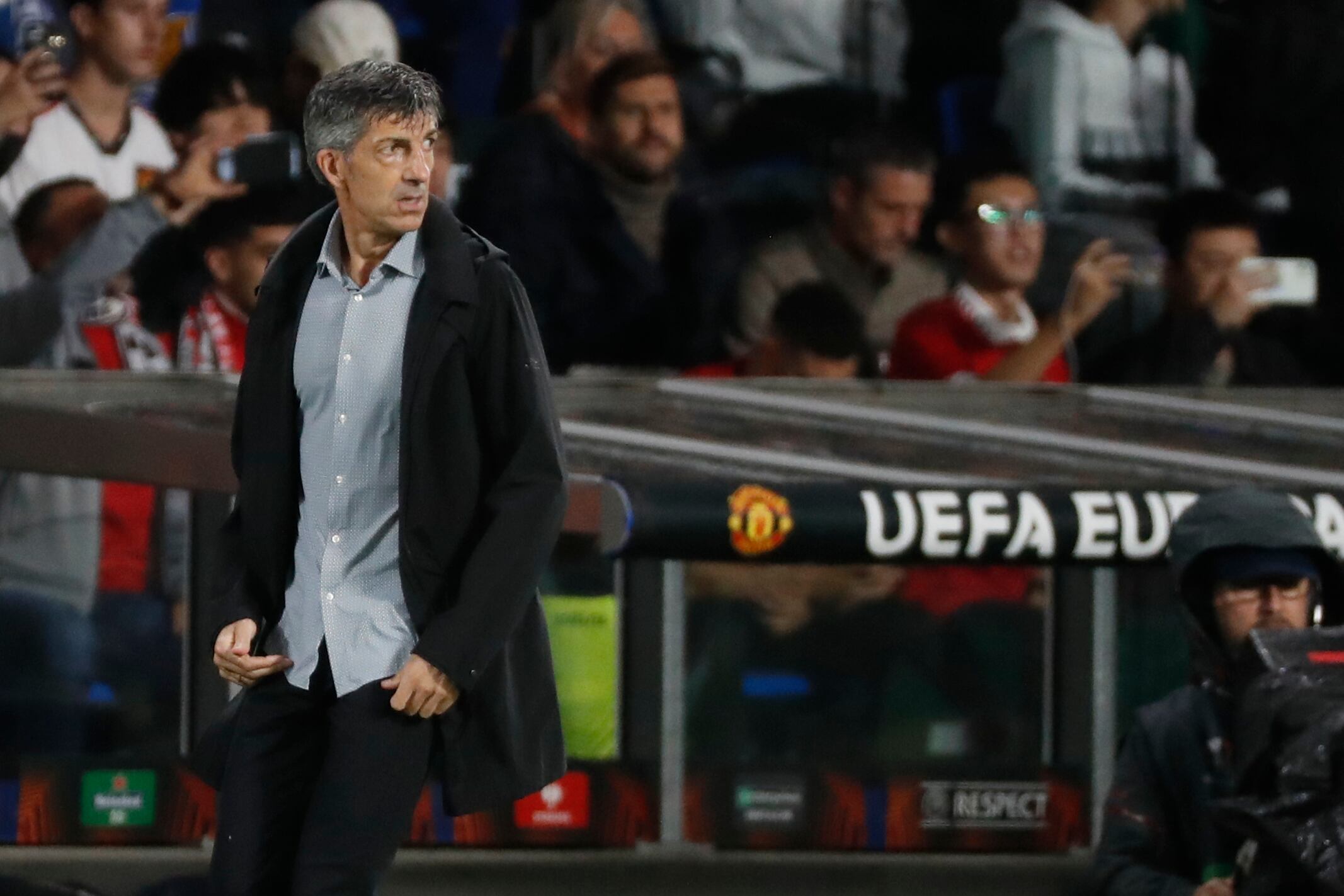 SAN SEBASTIÁN, 03/11/2022.- El entrenador de la Real Sociedad Imanol Alguacil reaccioa durante el encuentro del grupo E de Liga Europa entre Real Sociedad y Manchester United, este jueves en el estadio Reale Arena en San Sebastián. EFE/ Javier Etxezarreta