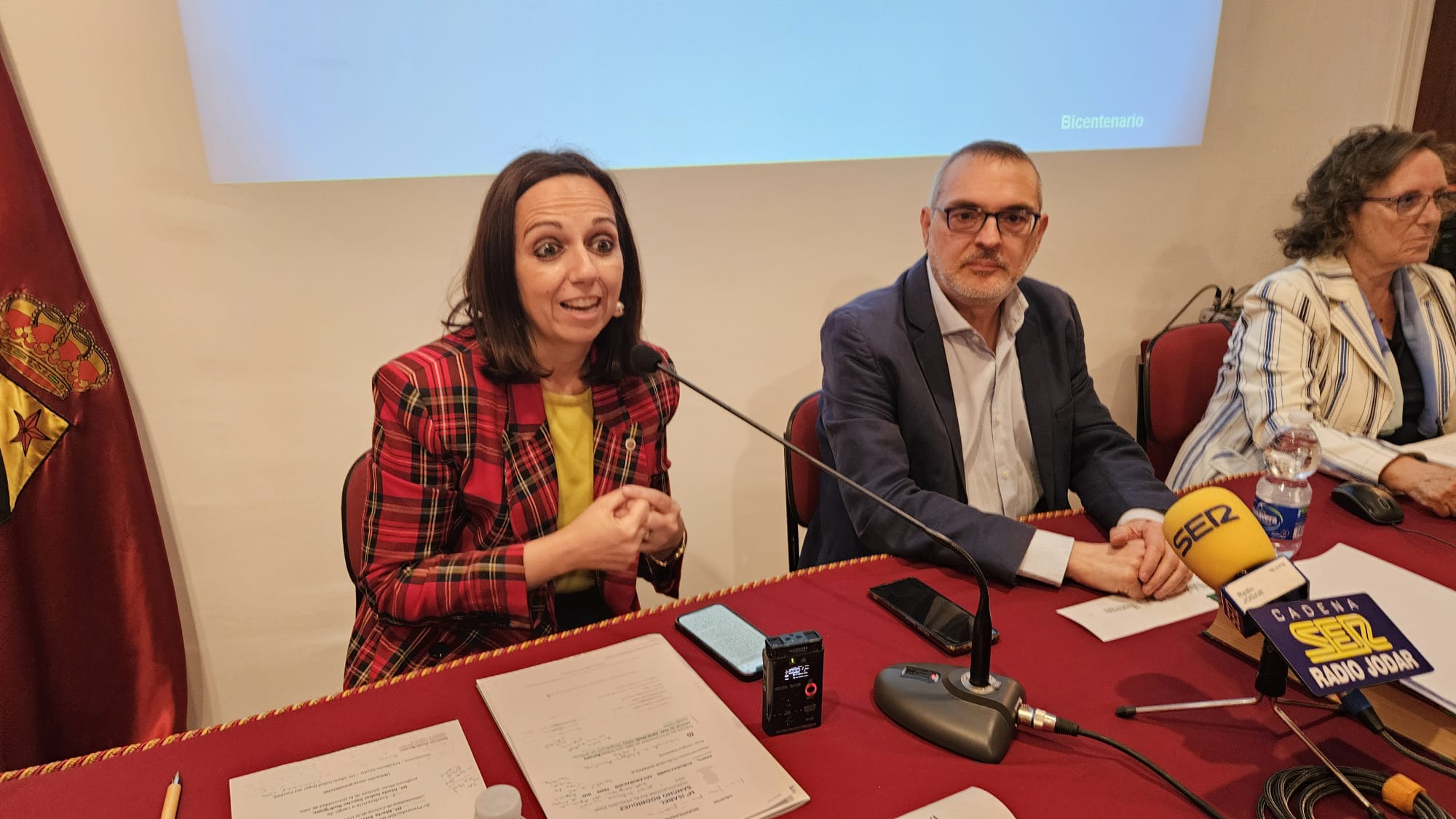 La vicerrectora de Cultura  de la  UJA,, Marta Torres, era la encargada de presentar a la conferenciante