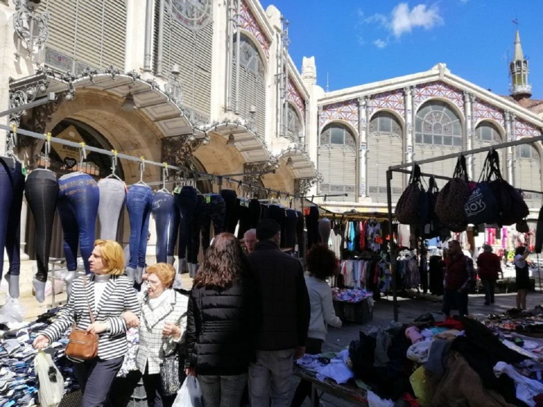 Mercadillo callejero junto al Mercado Central